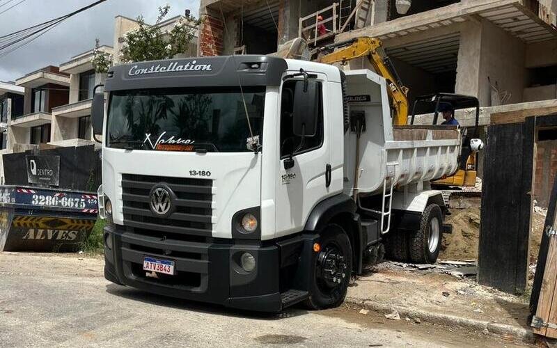 Caminhão basculante toco Caminhão basculante toco de 7m³