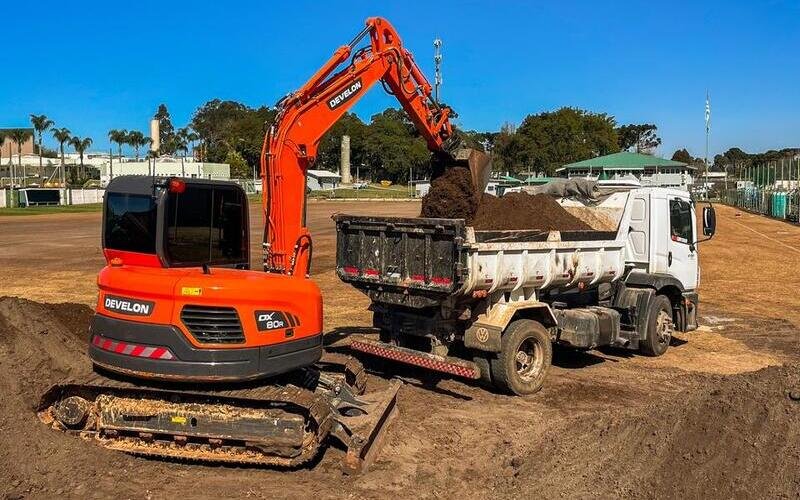 Escavadeira Develon DX80 8 Toneladas Escavadeira Develon DX80 8 Toneladas